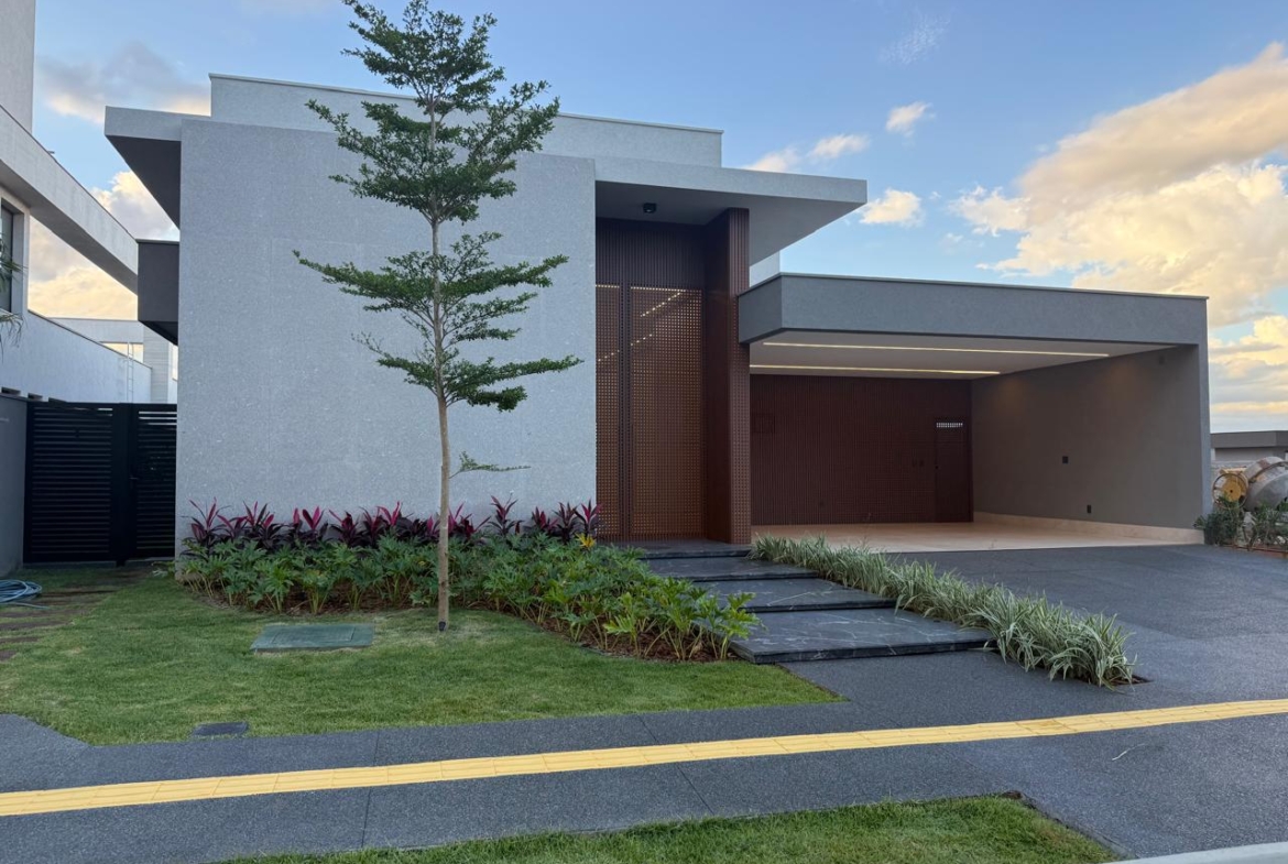 JARDINS ITÁLIA!! Casa diferenciada com 04 suítes e lazer.