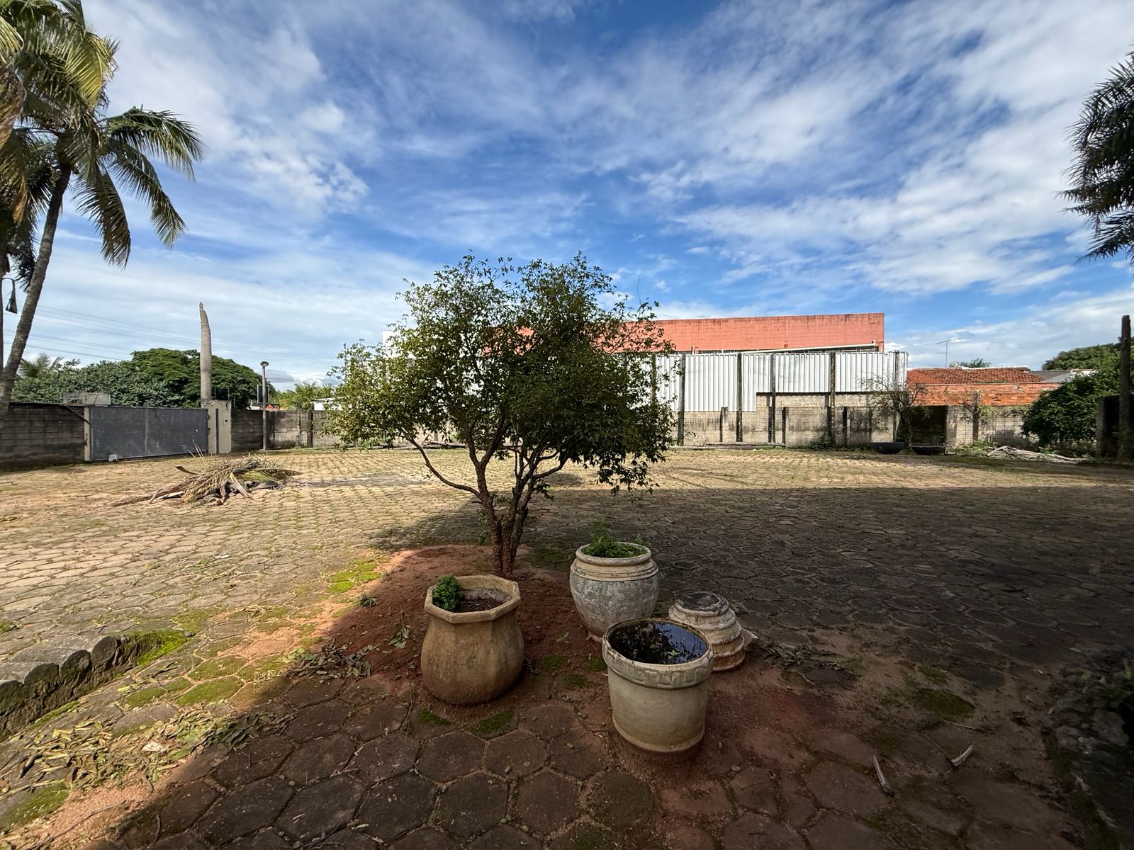 WhatsApp Image 2026-06-27 at 15.38.23 (3) Jardim Santo Antônio!! Área 2.941m² (06 lotes), pequeno galpão e escritórios: 294m² de construção.
