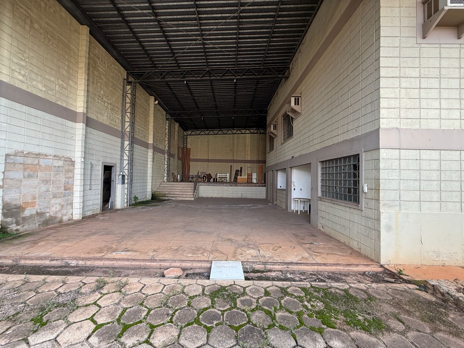 WhatsApp Image 2026-06-27 at 15.38.24 Jardim Santo Antônio!! Área 2.941m² (06 lotes), pequeno galpão e escritórios: 294m² de construção.