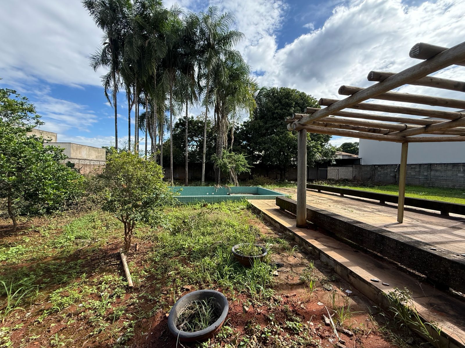 WhatsApp Image 2026-06-27 at 15.38.25 Jardim Santo Antônio!! Área 2.941m² (06 lotes), pequeno galpão e escritórios: 294m² de construção.