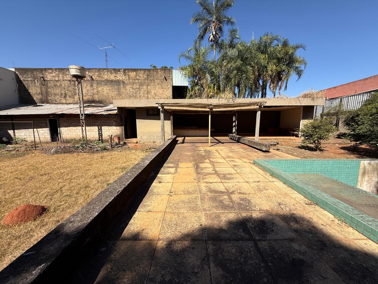 Jardim Santo Antônio!! Área 2.941m² (06 lotes), pequeno galpão e escritórios: 294m² de construção.