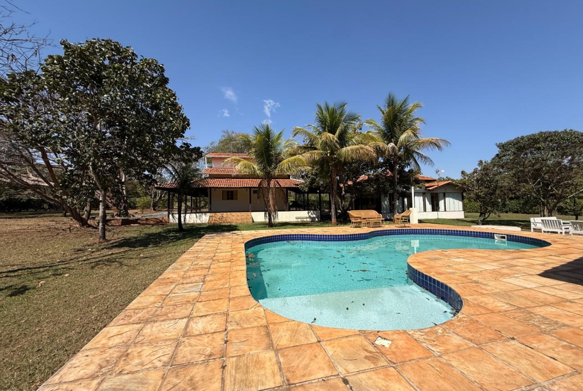 ALTO DA BOA VISTA!!! CASA RÚSTICA COM 03 SUÍTES E 5.105m² DE TERRENO, AMPLA PISCINA E FRUTÍFERAS.