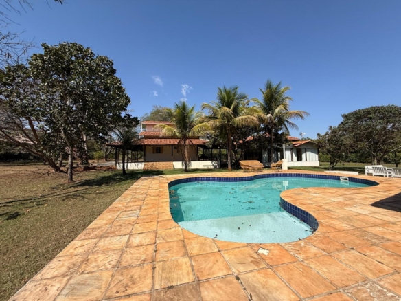 ALTO DA BOA VISTA!!! CASA RÚSTICA COM 03 SUÍTES E 5.105m² DE TERRENO, AMPLA PISCINA E FRUTÍFERAS.