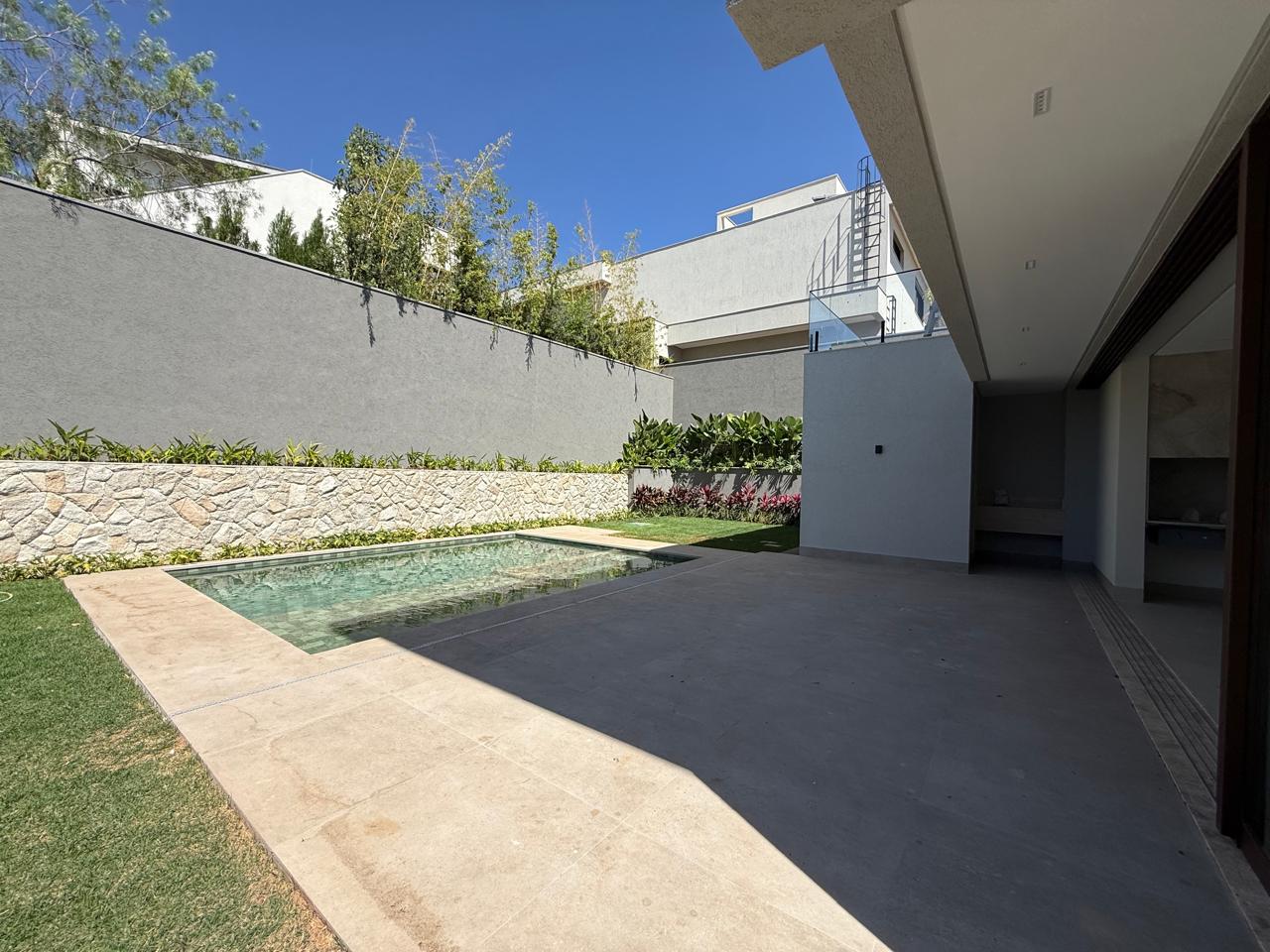JARDINS ITÁLIA!! 05 suítes, sendo 01 no térreo, piscina com spa e deck molhado, gourmet e amplos ambientes.