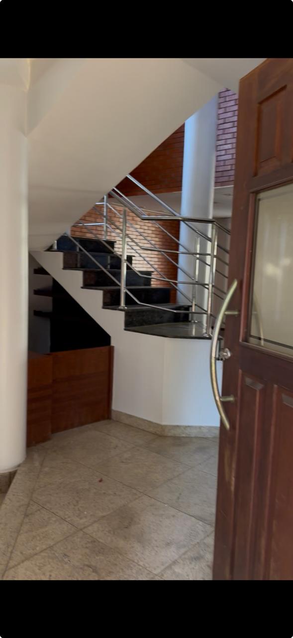 WhatsApp Image 2026-08-27 at 10.57.49 JARDINS MÔNACO!!! Sobrado com 03 suítes (a master com closet e banheira). Varanda com churrasqueira.