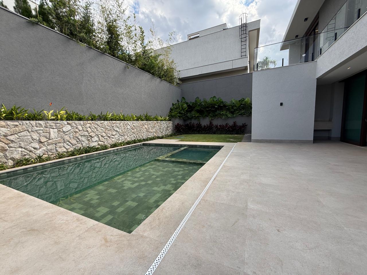 JARDINS ITÁLIA!! 05 suítes, sendo 01 no térreo, piscina com spa e deck molhado, gourmet e amplos ambientes.