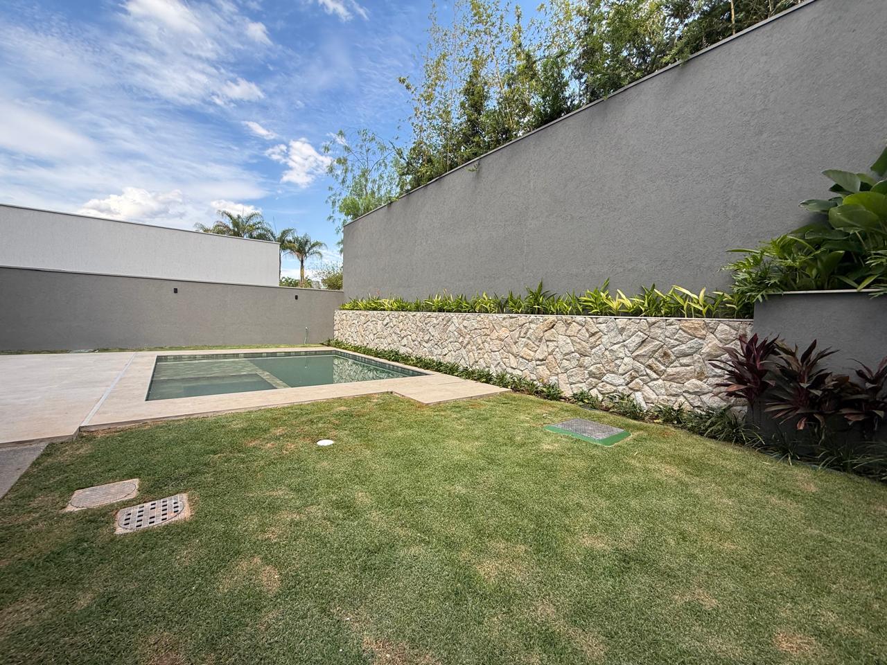 JARDINS ITÁLIA!! 05 suítes, sendo 01 no térreo, piscina com spa e deck molhado, gourmet e amplos ambientes.