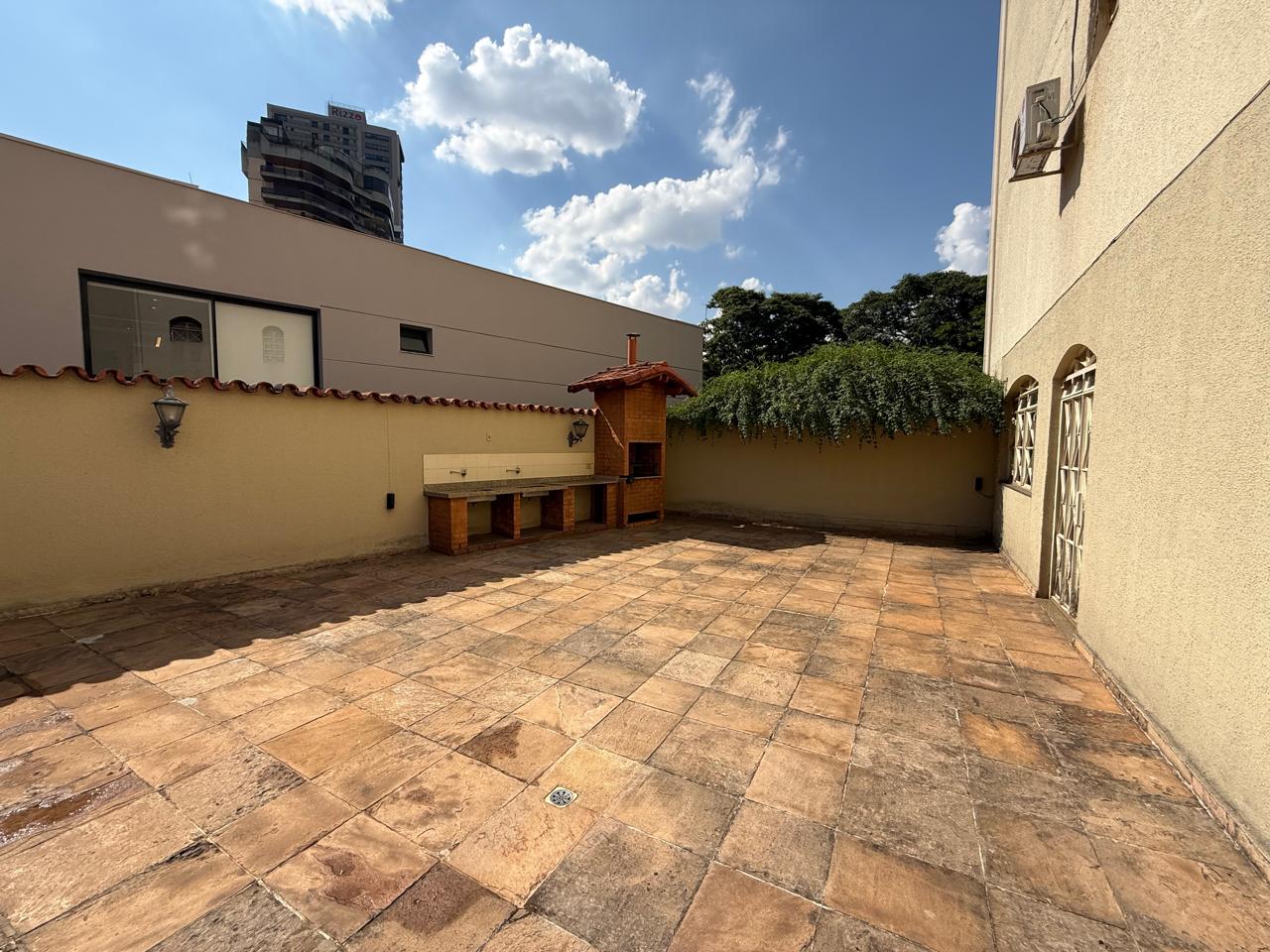 SETOR OESTE!! Linda vista panorâmica! 04 quartos, sendo 03 suítes, 281m² e 03 garagens, um por andar