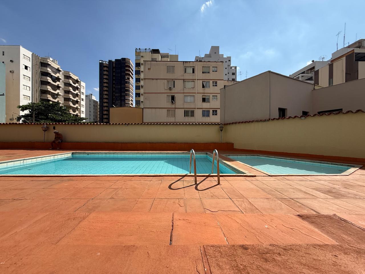 SETOR OESTE!! Linda vista panorâmica! 04 quartos, sendo 03 suítes, 281m² e 03 garagens, um por andar
