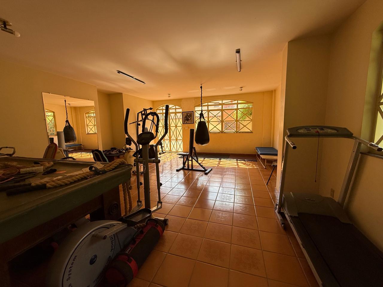 SETOR OESTE!! Linda vista panorâmica! 04 quartos, sendo 03 suítes, 281m² e 03 garagens, um por andar