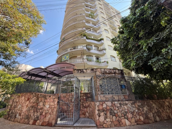 SETOR OESTE!! Linda vista panorâmica! 04 quartos, sendo 03 suítes, 281m² e 03 garagens, um por andar