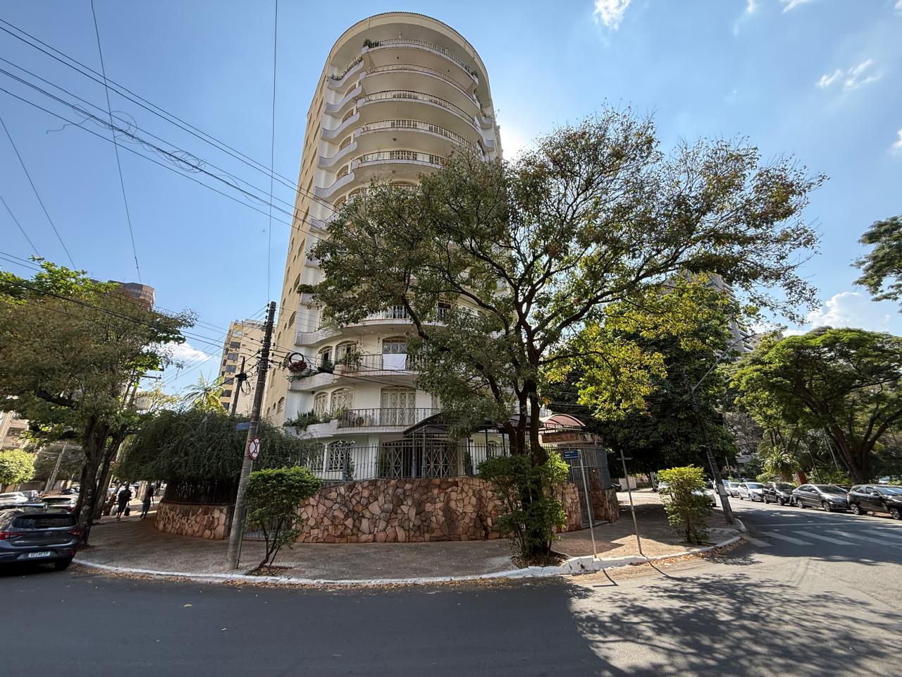 SETOR OESTE!! Linda vista panorâmica! 04 quartos, sendo 03 suítes, 281m² e 03 garagens, um por andar