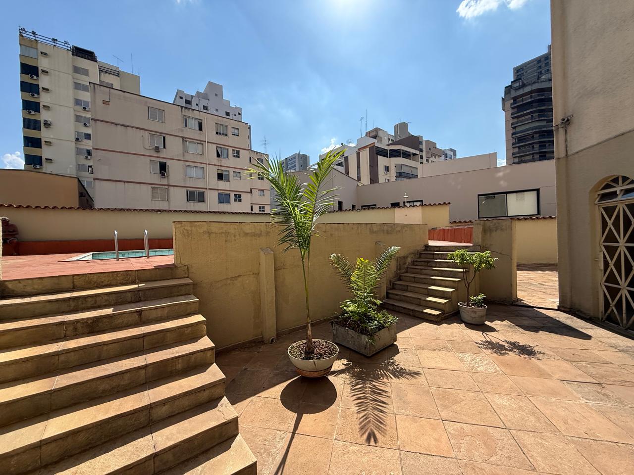 SETOR OESTE!! Linda vista panorâmica! 04 quartos, sendo 03 suítes, 281m² e 03 garagens, um por andar