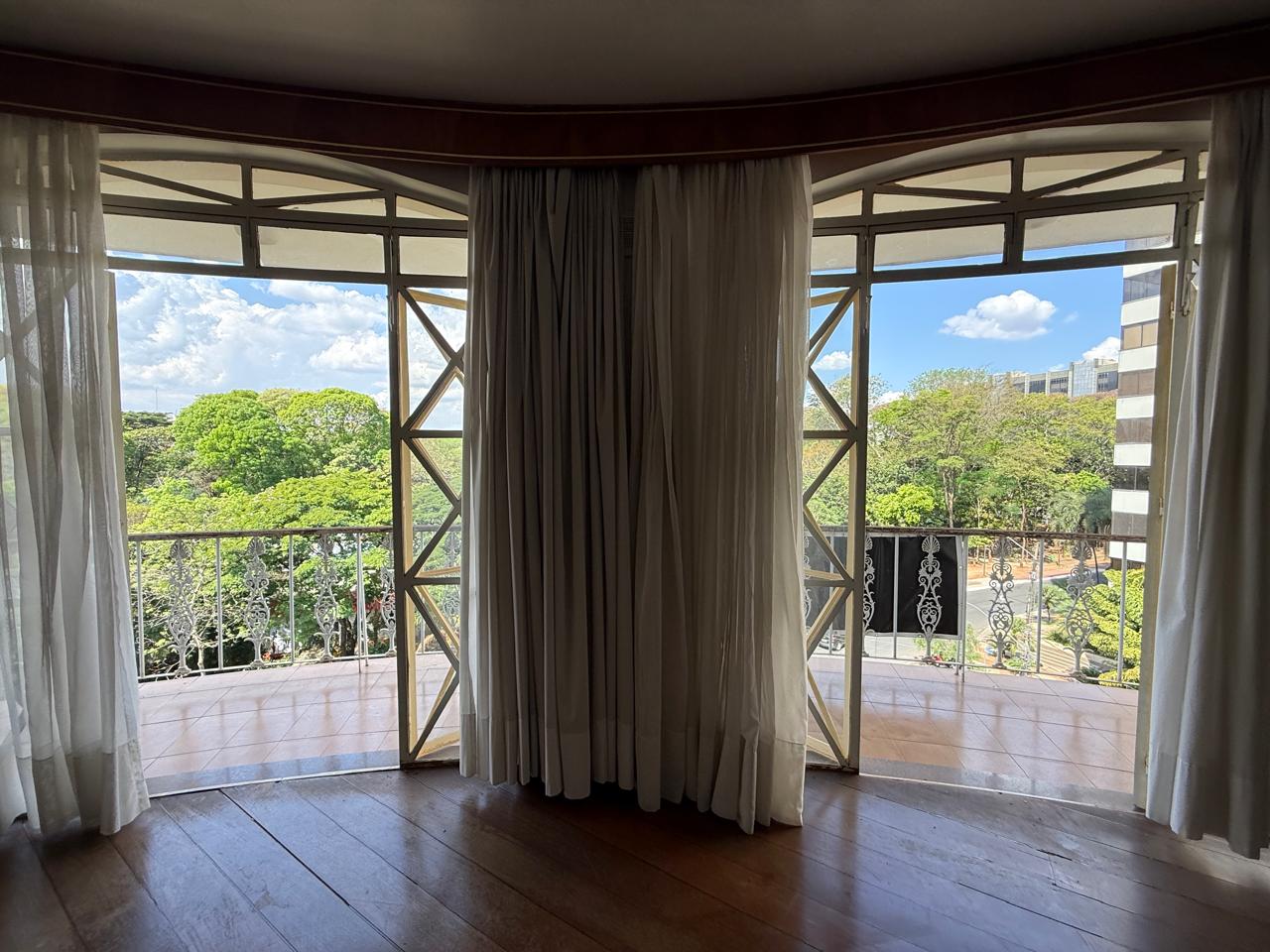 SETOR OESTE!! Linda vista panorâmica! 04 quartos, sendo 03 suítes, 281m² e 03 garagens, um por andar