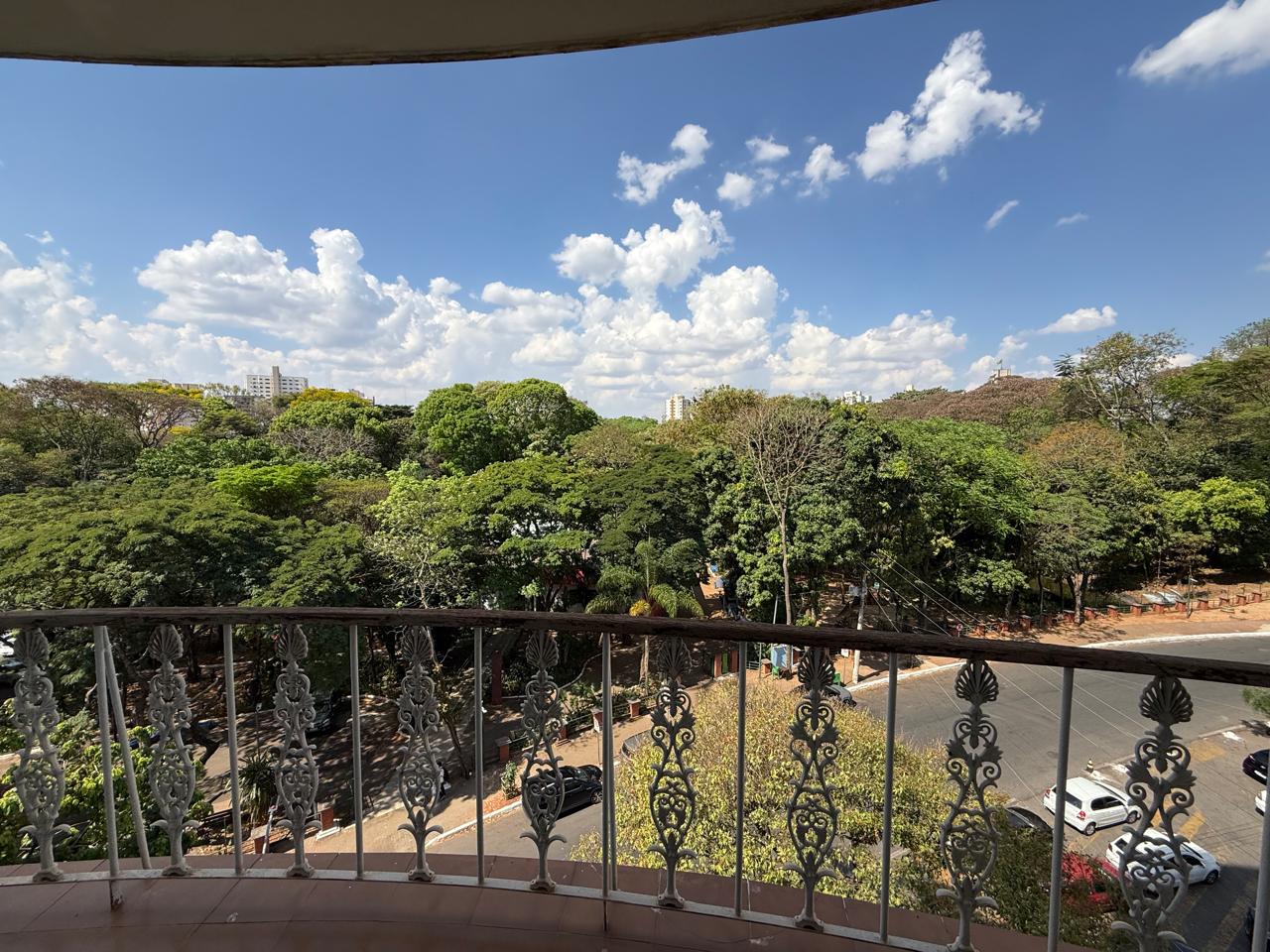 SETOR OESTE!! Linda vista panorâmica! 04 quartos, sendo 03 suítes, 281m² e 03 garagens, um por andar