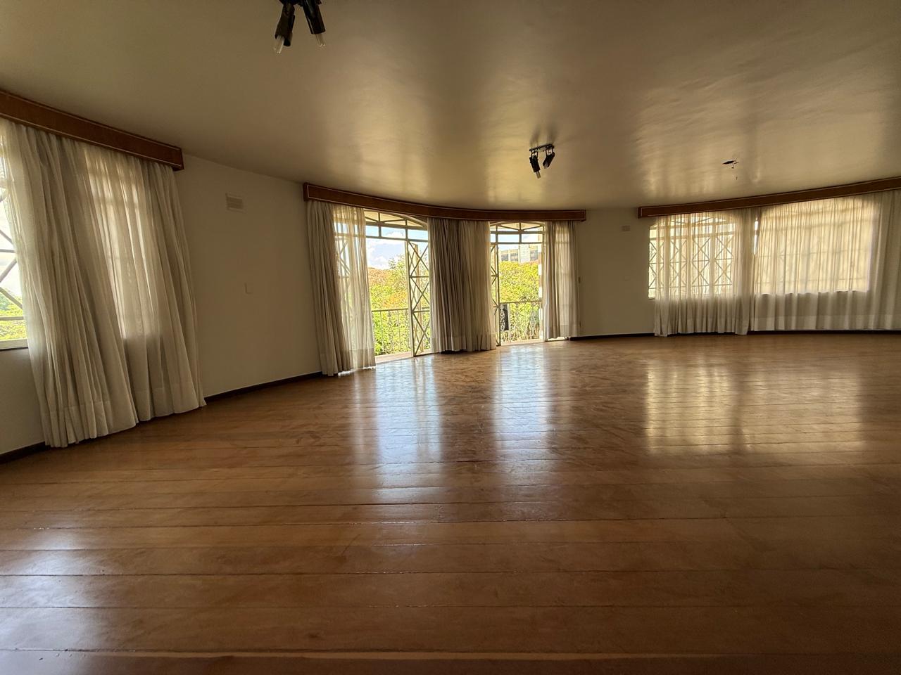 SETOR OESTE!! Linda vista panorâmica! 04 quartos, sendo 03 suítes, 281m² e 03 garagens, um por andar