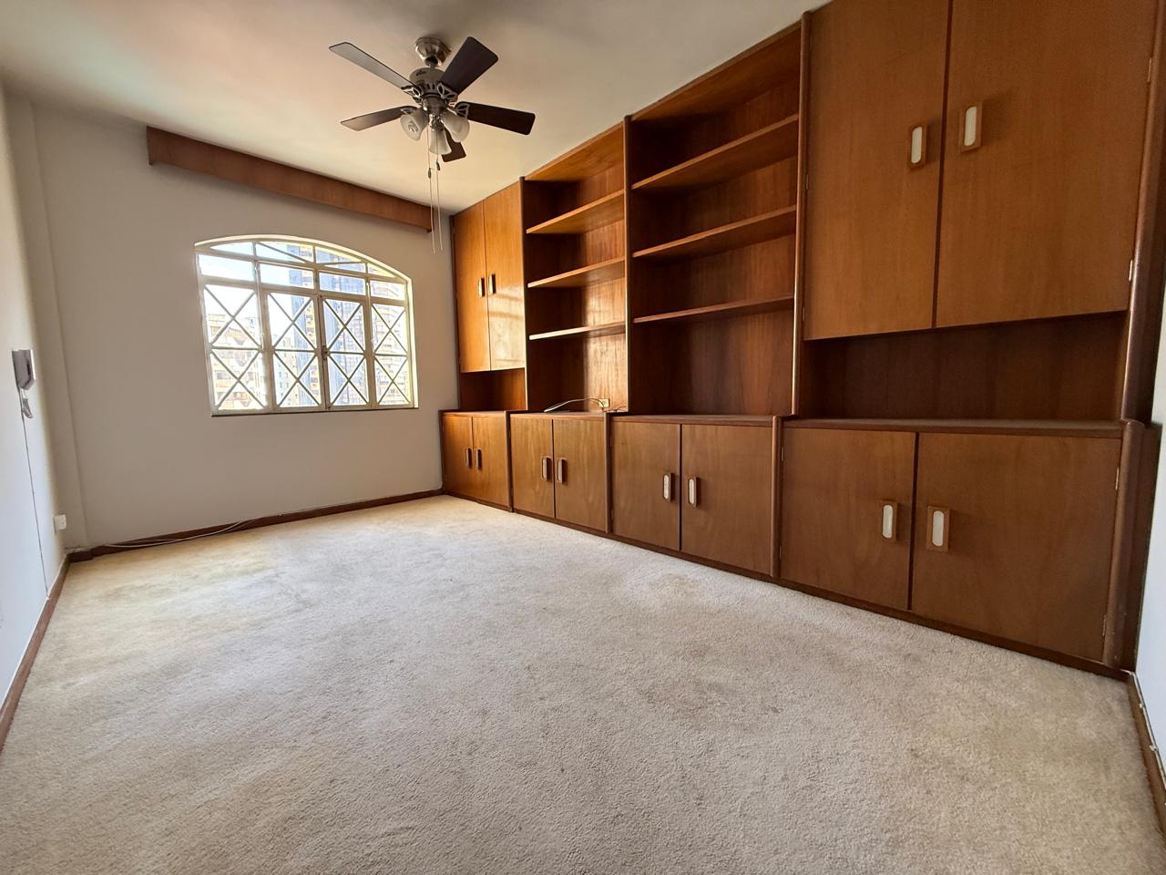SETOR OESTE!! Linda vista panorâmica! 04 quartos, sendo 03 suítes, 281m² e 03 garagens, um por andar