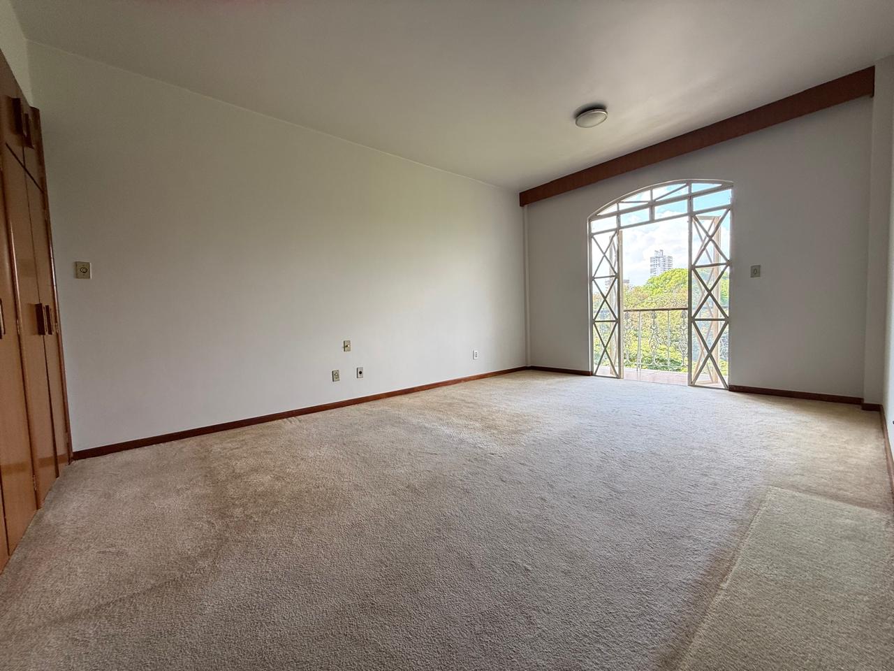 SETOR OESTE!! Linda vista panorâmica! 04 quartos, sendo 03 suítes, 281m² e 03 garagens, um por andar