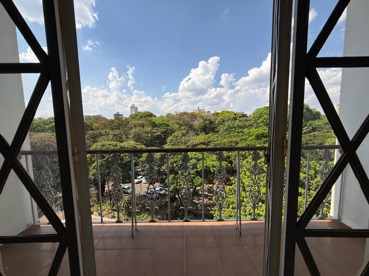 SETOR OESTE!! Linda vista panorâmica! 04 quartos, sendo 03 suítes, 281m² e 03 garagens, um por andar