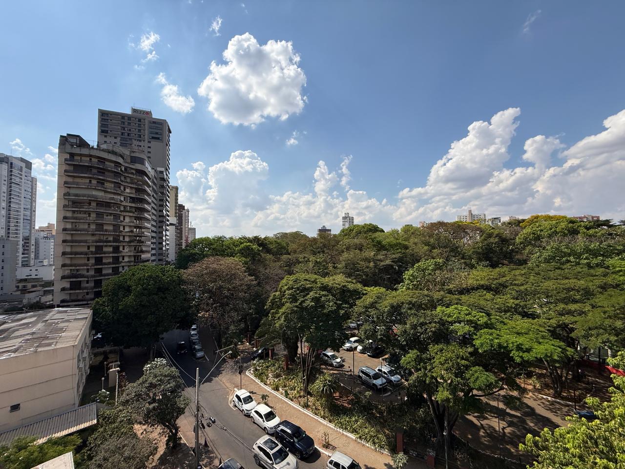 SETOR OESTE!! Linda vista panorâmica! 04 quartos, sendo 03 suítes, 281m² e 03 garagens, um por andar