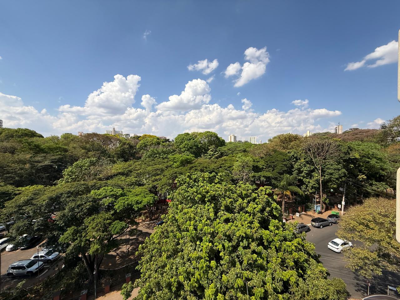 SETOR OESTE!! Linda vista panorâmica! 04 quartos, sendo 03 suítes, 281m² e 03 garagens, um por andar