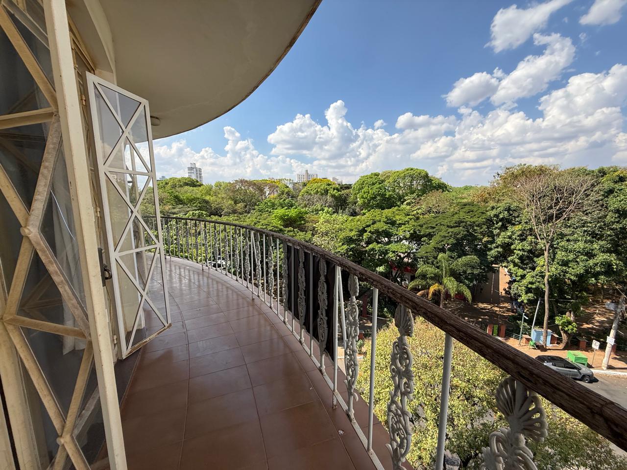SETOR OESTE!! Linda vista panorâmica! 04 quartos, sendo 03 suítes, 281m² e 03 garagens, um por andar