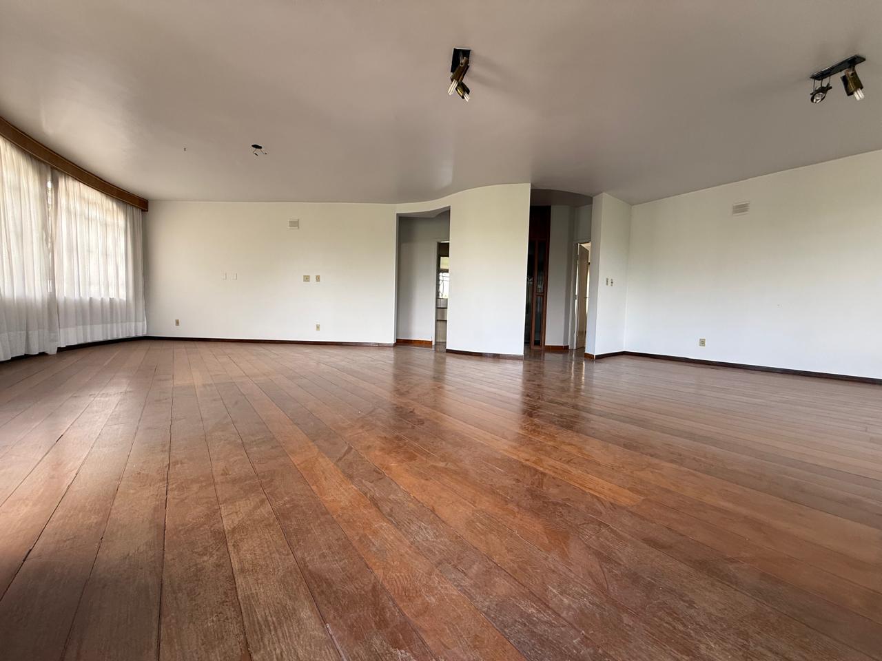 SETOR OESTE!! Linda vista panorâmica! 04 quartos, sendo 03 suítes, 281m² e 03 garagens, um por andar