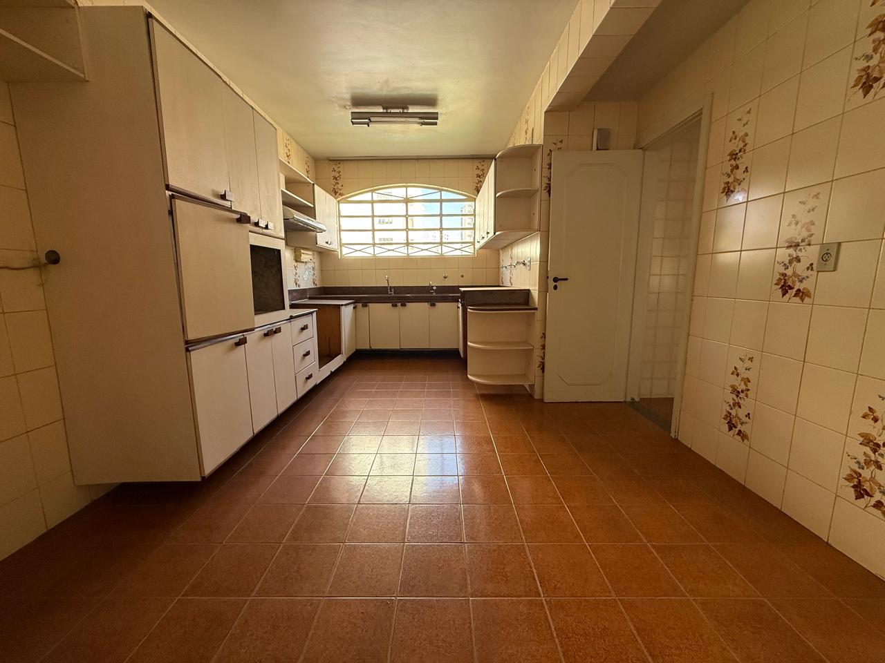 SETOR OESTE!! Linda vista panorâmica! 04 quartos, sendo 03 suítes, 281m² e 03 garagens, um por andar