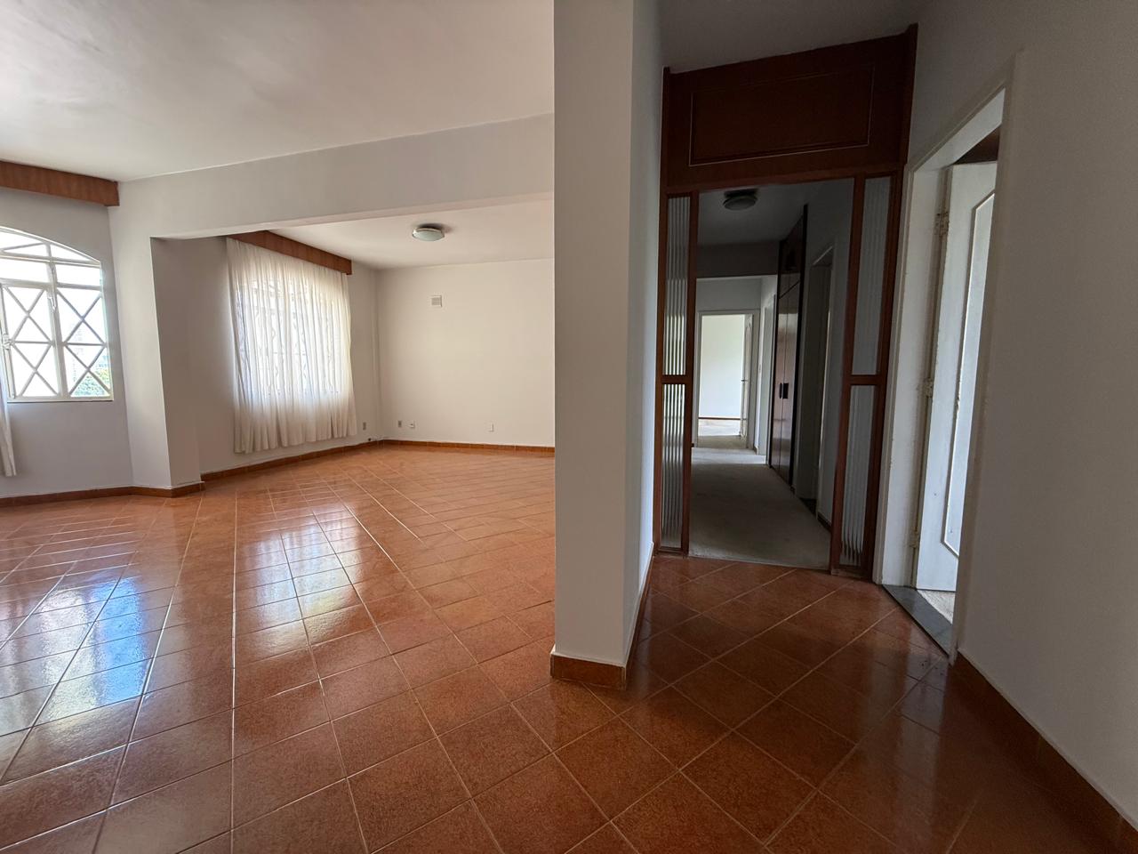 SETOR OESTE!! Linda vista panorâmica! 04 quartos, sendo 03 suítes, 281m² e 03 garagens, um por andar