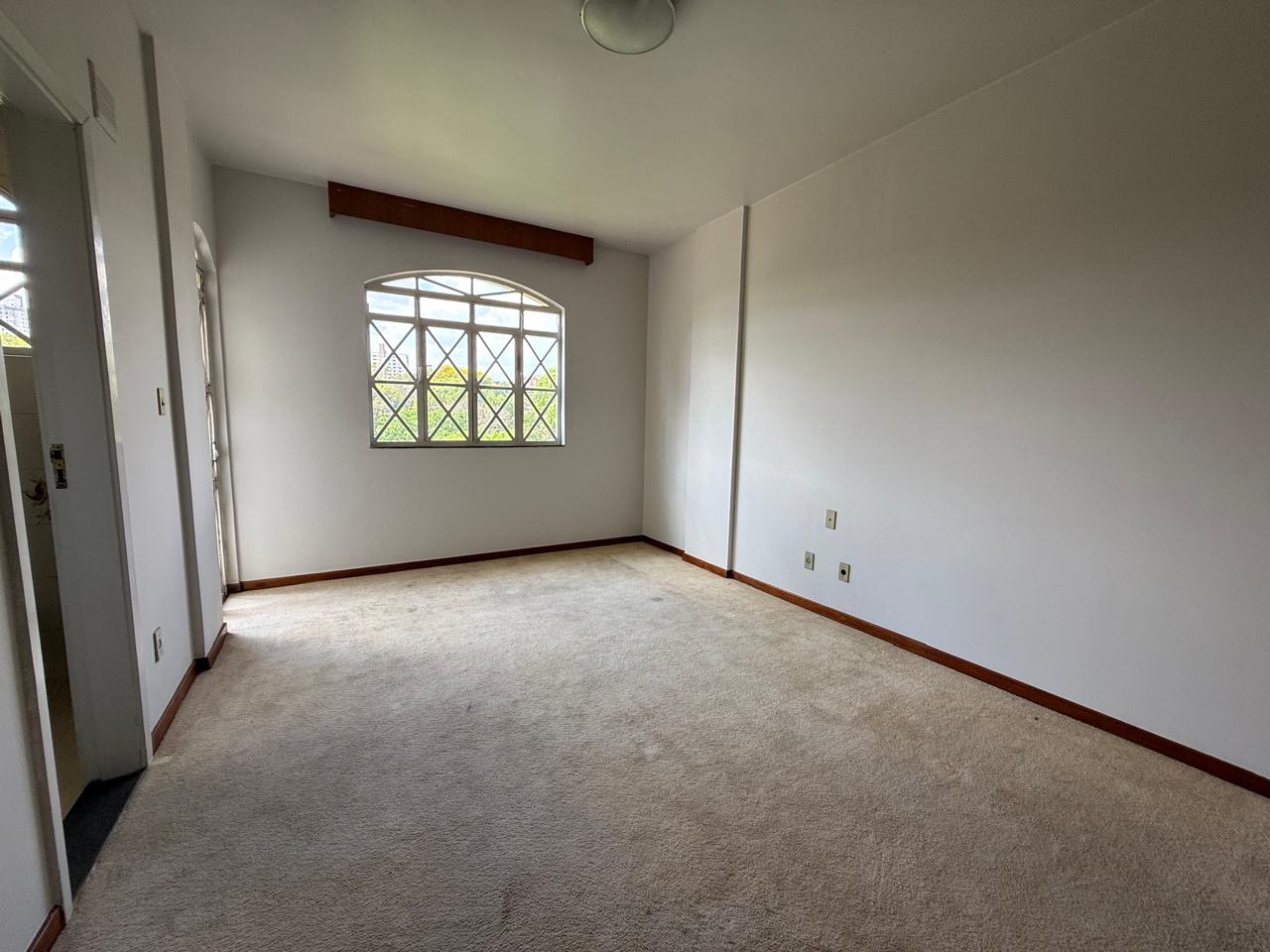 SETOR OESTE!! Linda vista panorâmica! 04 quartos, sendo 03 suítes, 281m² e 03 garagens, um por andar