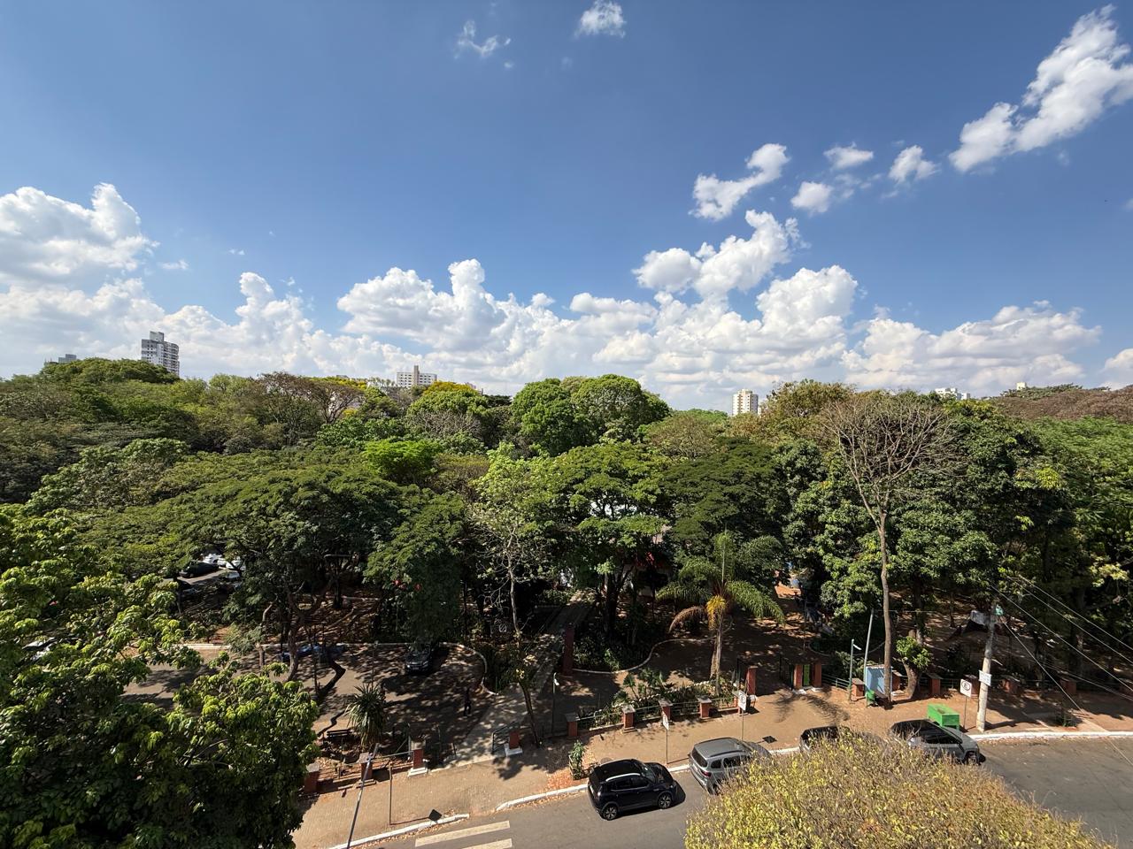 SETOR OESTE!! Linda vista panorâmica! 04 quartos, sendo 03 suítes, 281m² e 03 garagens, um por andar