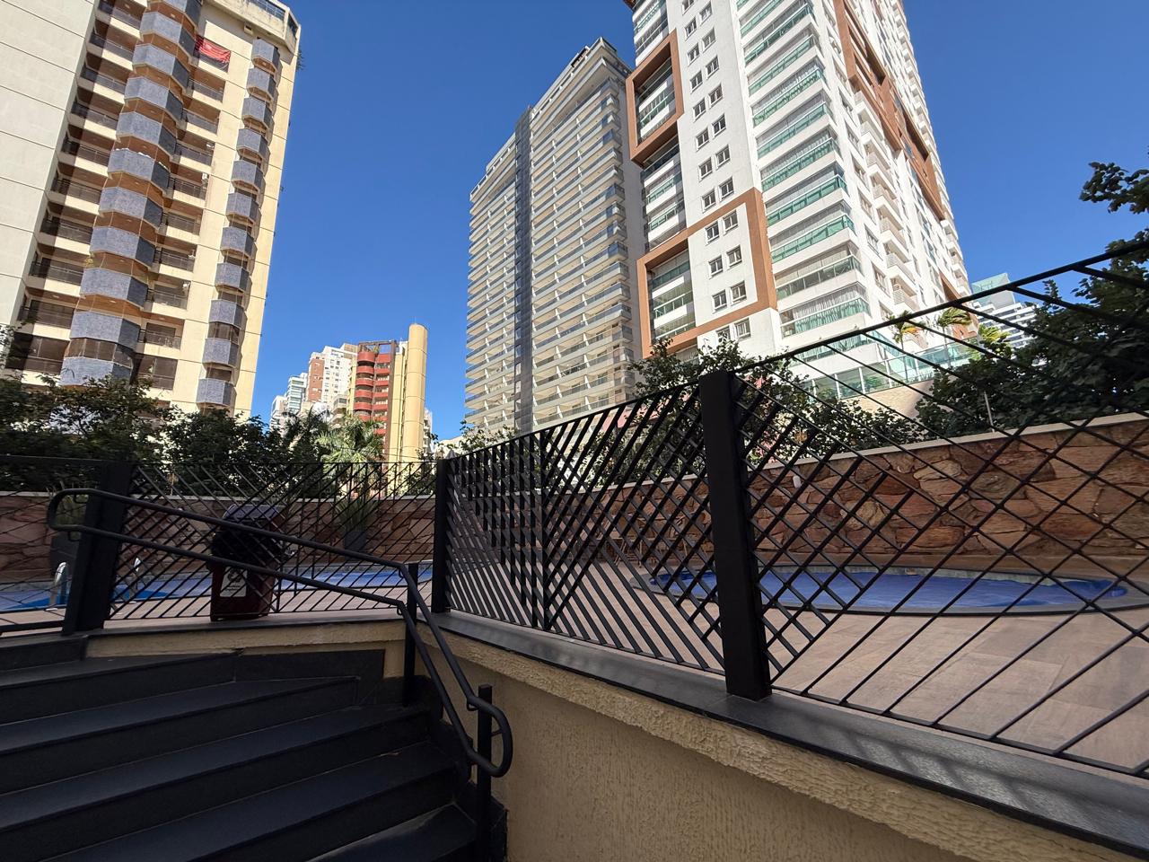 04 suítes com varanda, esquina, 01 por andar, 259m² e 03 gar., entre o Parque Vaca Brava e o Areião.
