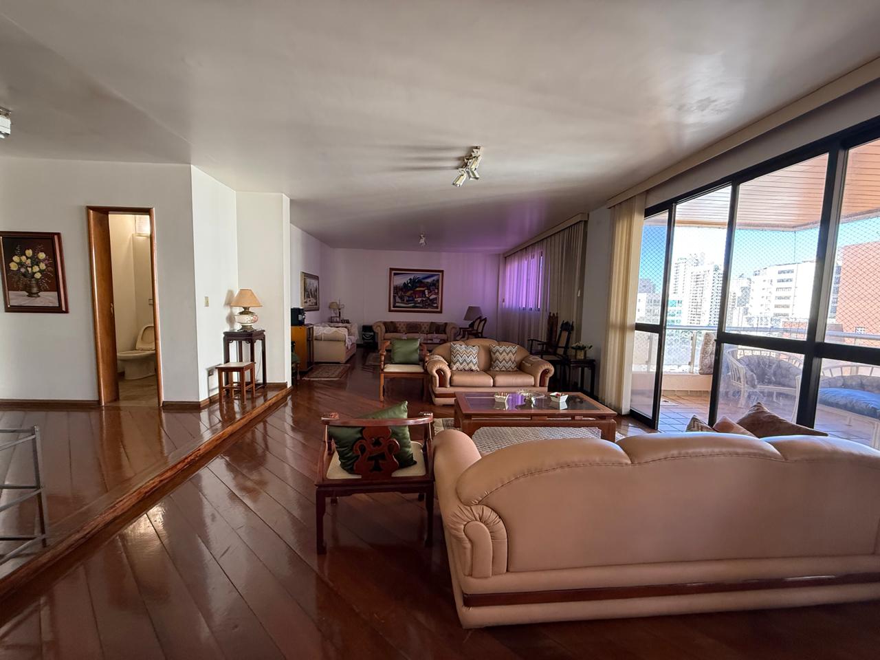 04 suítes com varanda, esquina, 01 por andar, 259m² e 03 gar., entre o Parque Vaca Brava e o Areião.