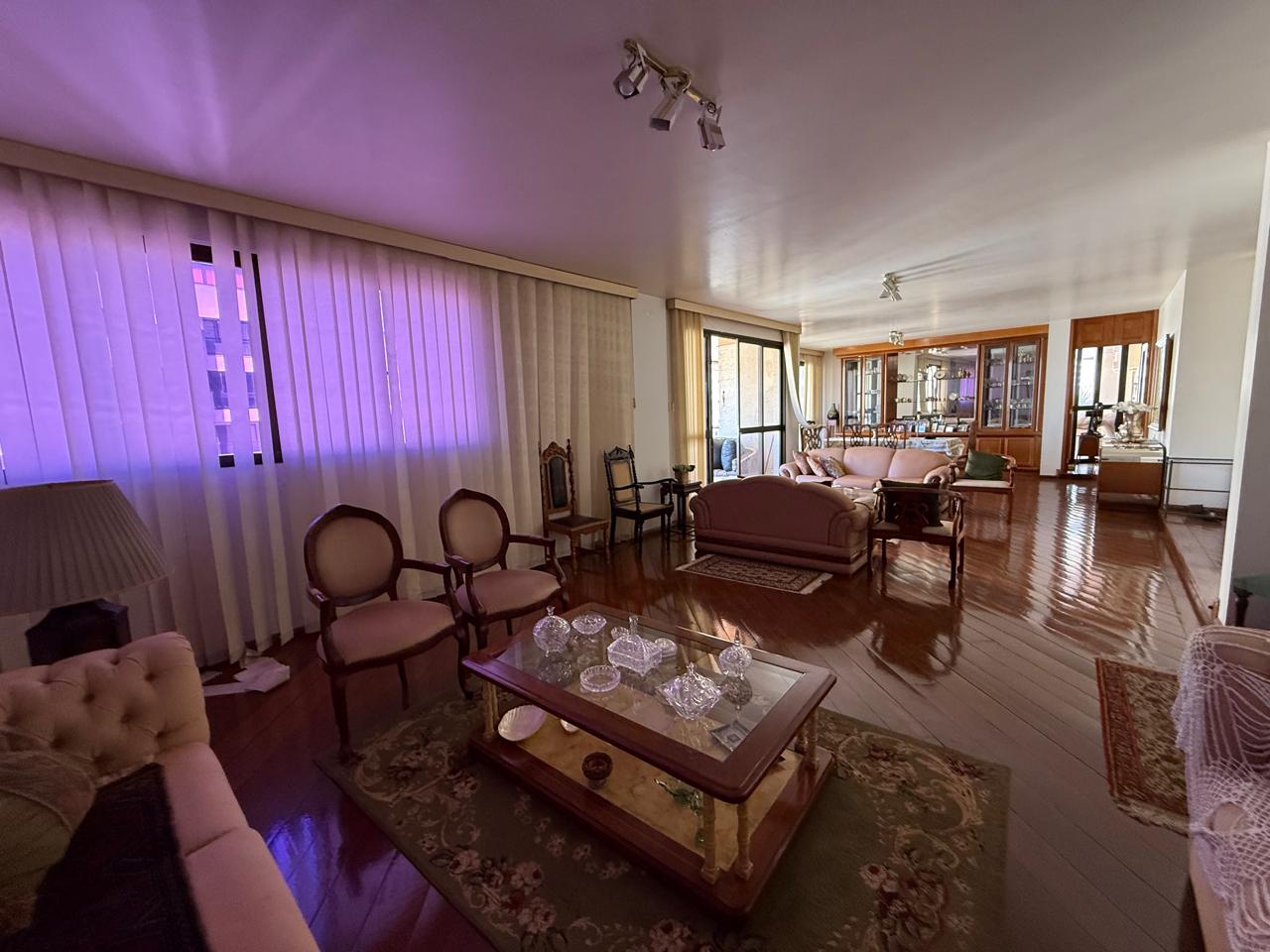 04 suítes com varanda, esquina, 01 por andar, 259m² e 03 gar., entre o Parque Vaca Brava e o Areião.