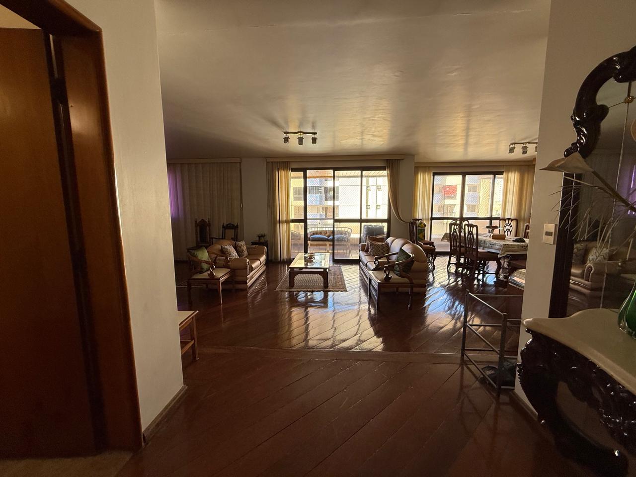 04 suítes com varanda, esquina, 01 por andar, 259m² e 03 gar., entre o Parque Vaca Brava e o Areião.