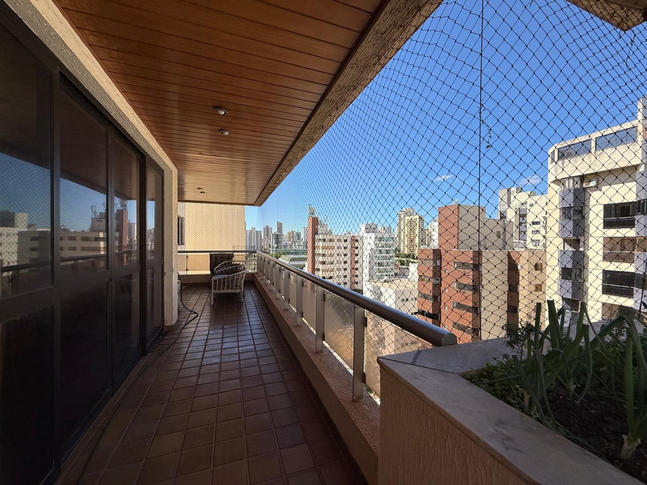 04 suítes com varanda, esquina, 01 por andar, 259m² e 03 gar., entre o Parque Vaca Brava e o Areião.