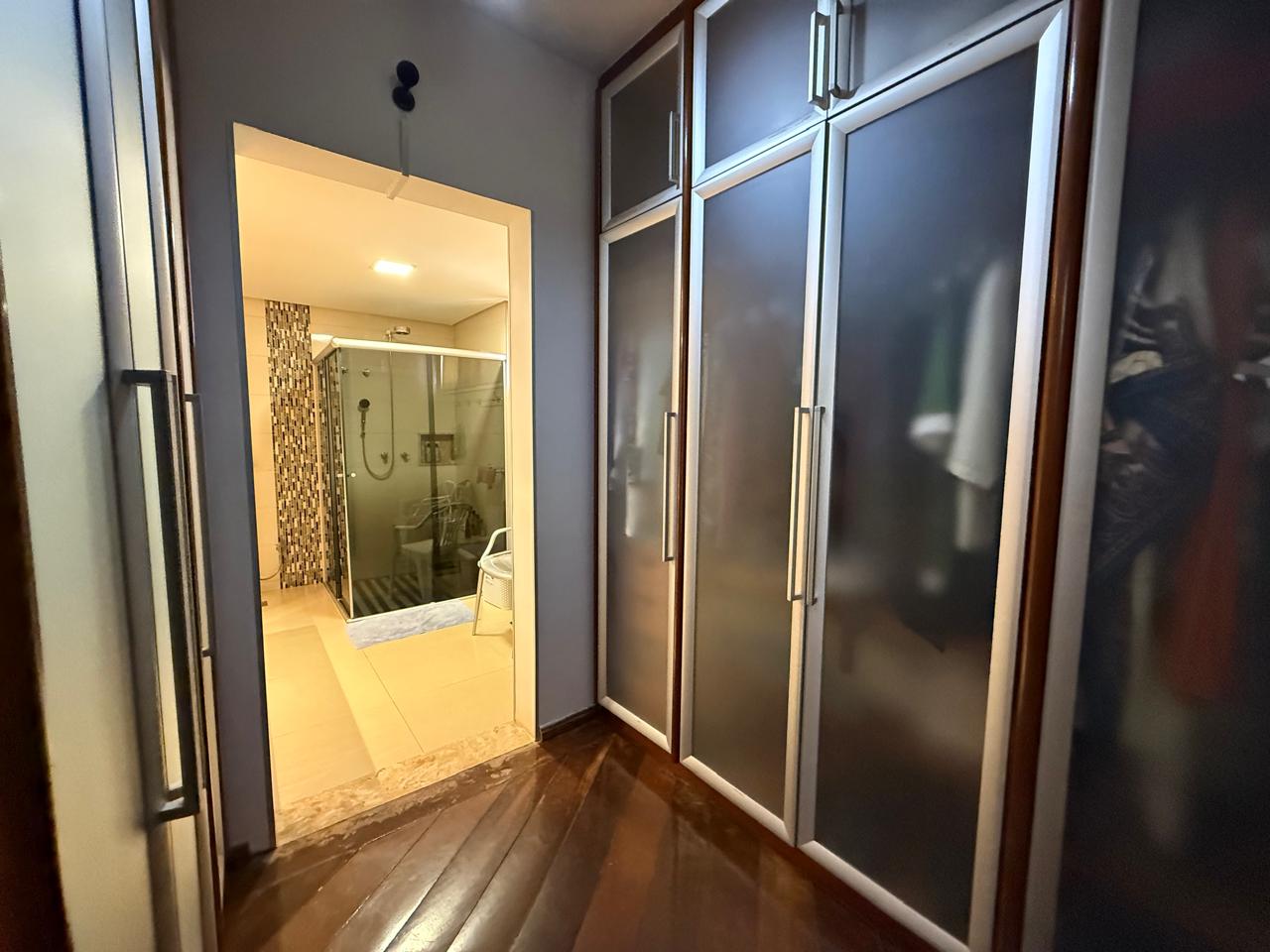 04 suítes com varanda, esquina, 01 por andar, 259m² e 03 gar., entre o Parque Vaca Brava e o Areião.