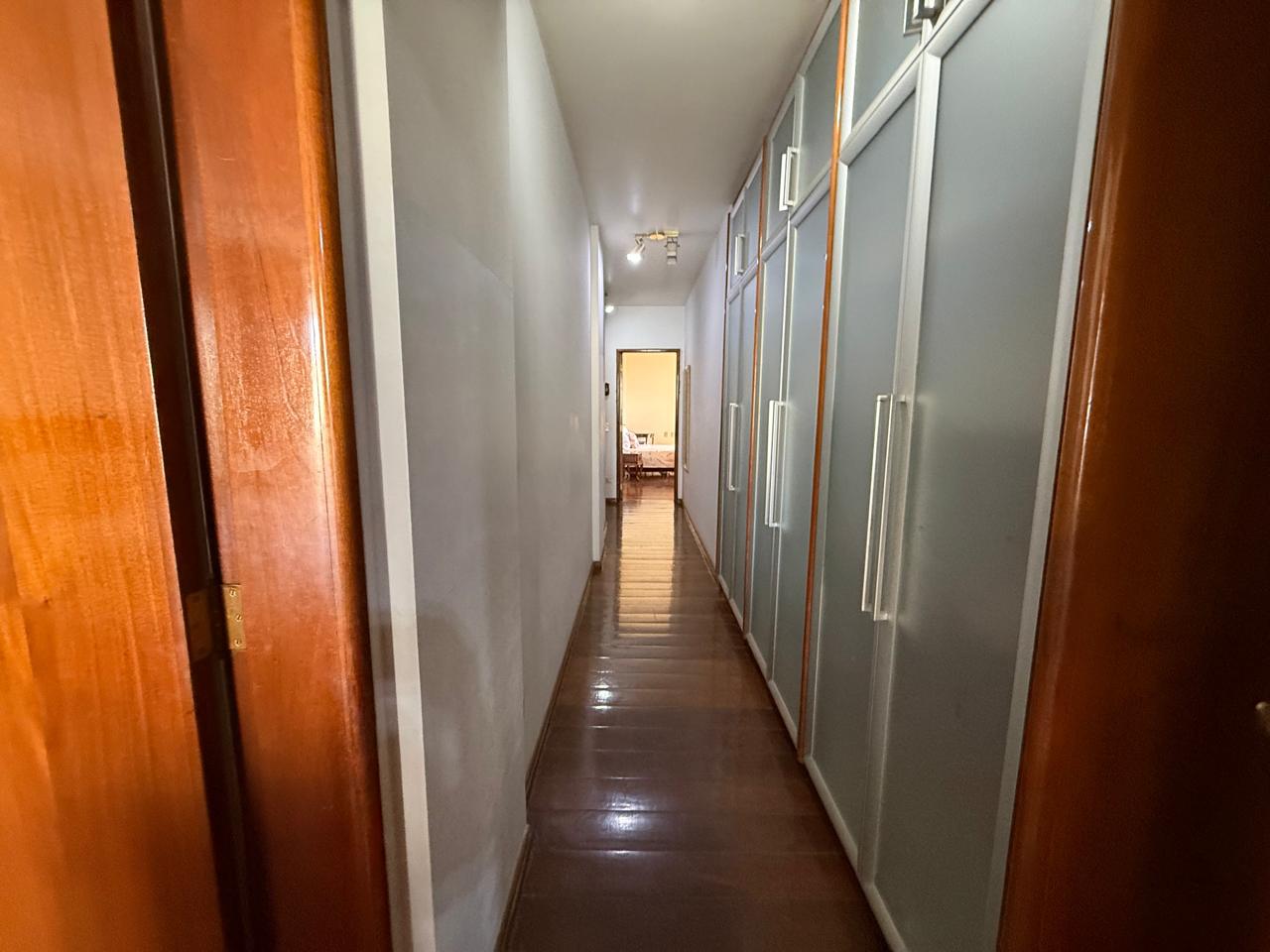 04 suítes com varanda, esquina, 01 por andar, 259m² e 03 gar., entre o Parque Vaca Brava e o Areião.