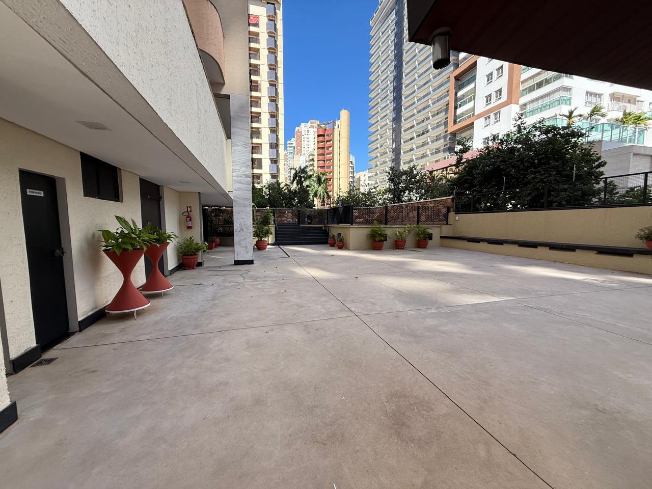 04 suítes com varanda, esquina, 01 por andar, 259m² e 03 gar., entre o Parque Vaca Brava e o Areião.