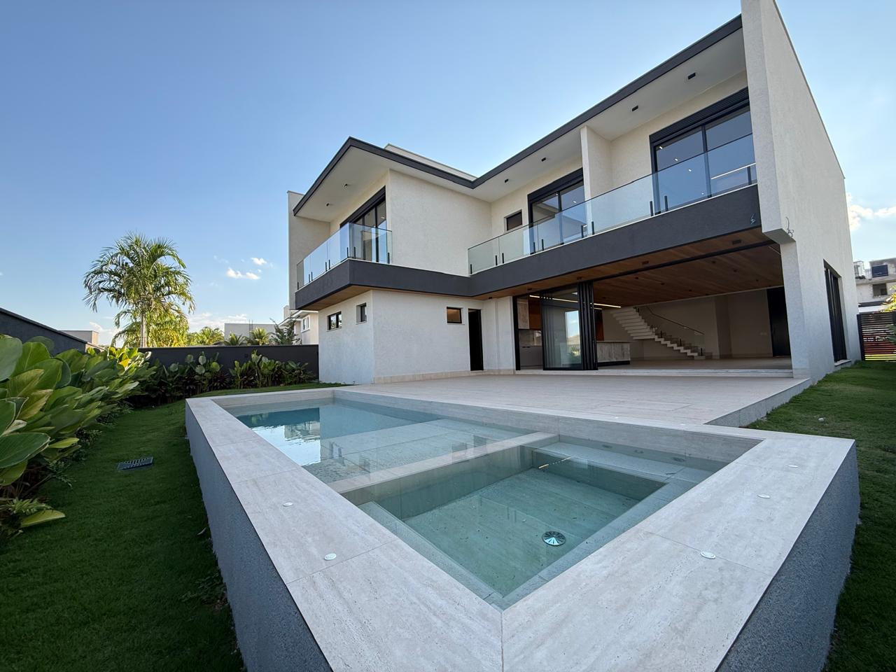 ALPHAVILLE IPÊS! Sobrado novo com 05 suítes, sendo 01 no térreo, armários Paulete, gourmet e piscina