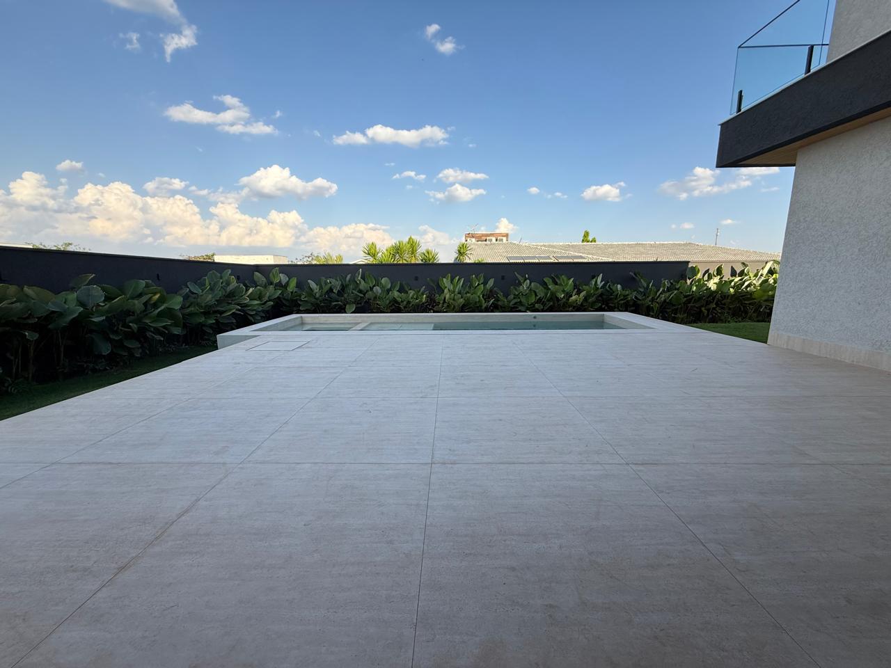 ALPHAVILLE IPÊS! Sobrado novo com 05 suítes, sendo 01 no térreo, armários Paulete, gourmet e piscina