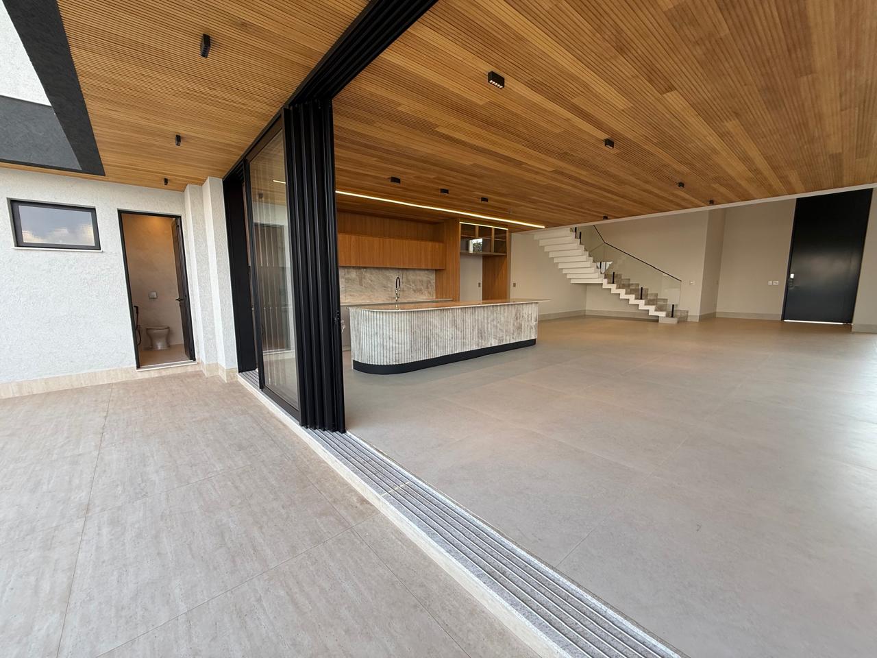ALPHAVILLE IPÊS! Sobrado novo com 05 suítes, sendo 01 no térreo, armários Paulete, gourmet e piscina
