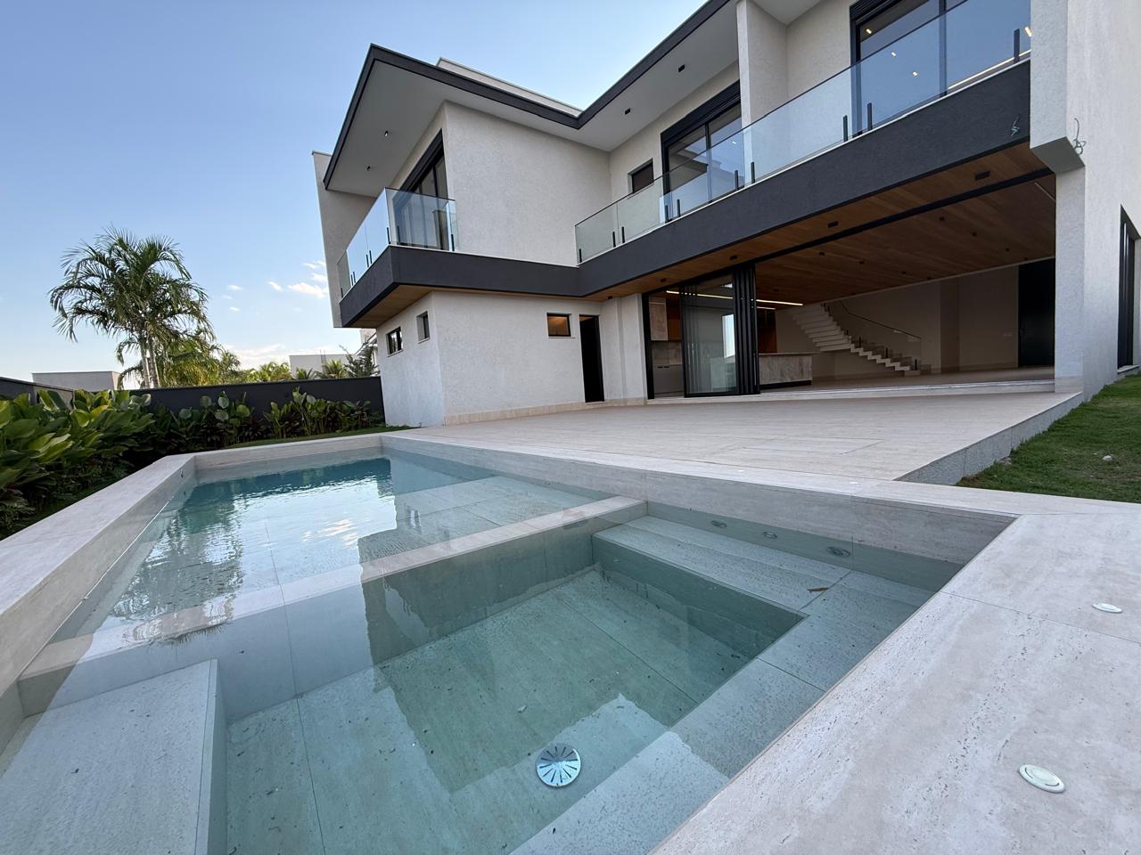 ALPHAVILLE IPÊS! Sobrado novo com 05 suítes, sendo 01 no térreo, armários Paulete, gourmet e piscina