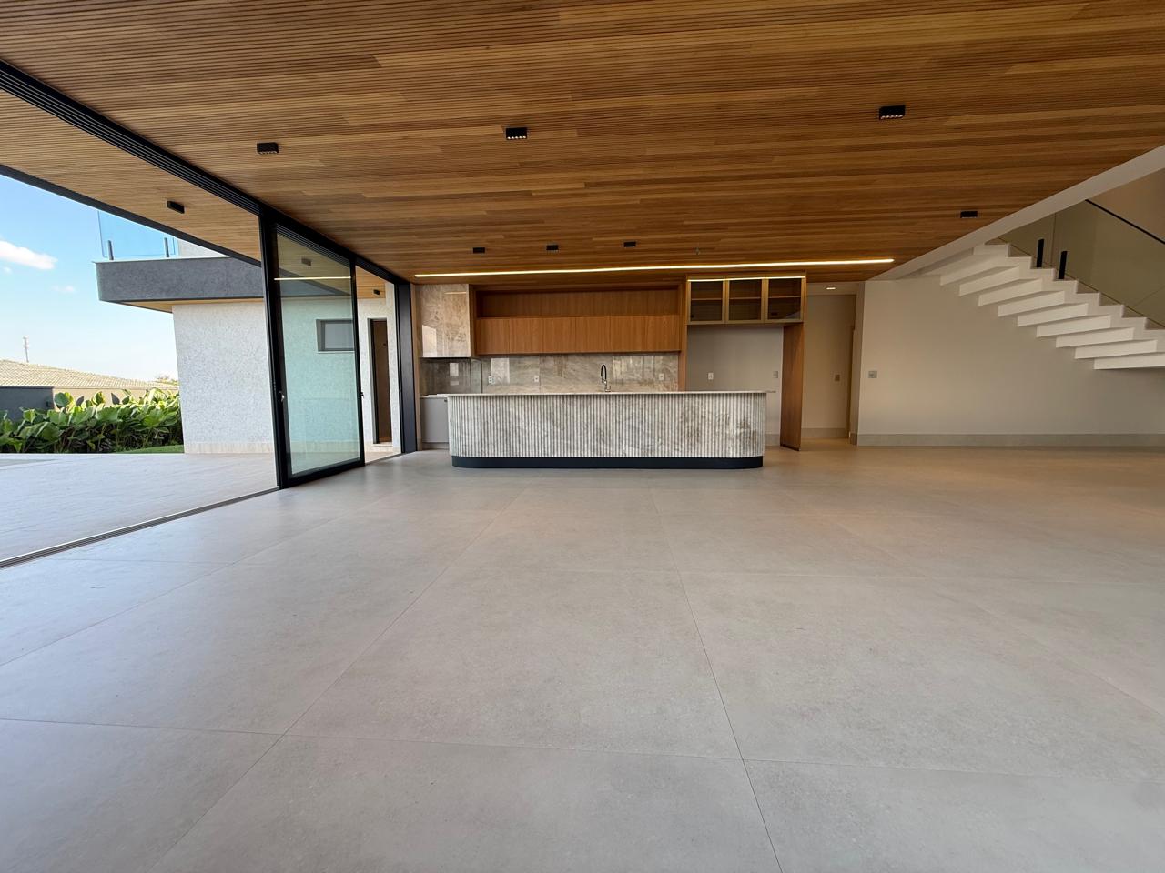 ALPHAVILLE IPÊS! Sobrado novo com 05 suítes, sendo 01 no térreo, armários Paulete, gourmet e piscina
