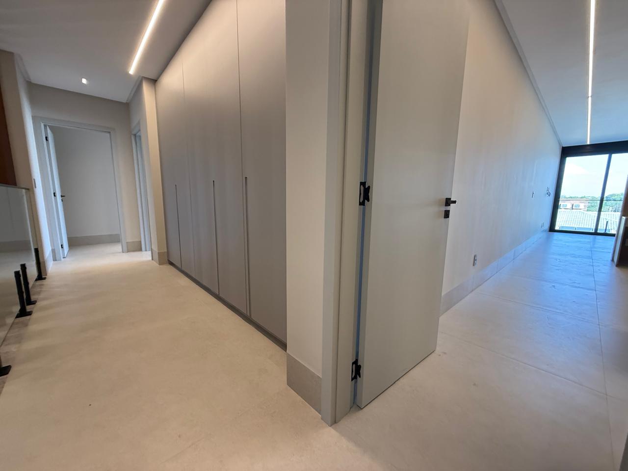 ALPHAVILLE IPÊS! Sobrado novo com 05 suítes, sendo 01 no térreo, armários Paulete, gourmet e piscina
