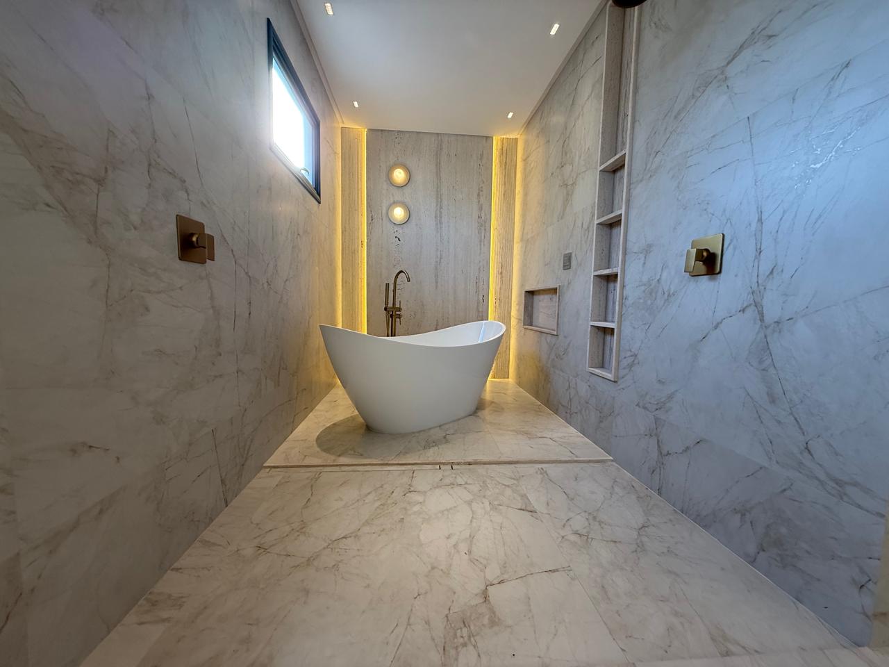 ALPHAVILLE IPÊS! Sobrado novo com 05 suítes, sendo 01 no térreo, armários Paulete, gourmet e piscina