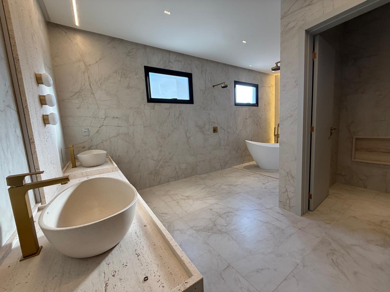 ALPHAVILLE IPÊS! Sobrado novo com 05 suítes, sendo 01 no térreo, armários Paulete, gourmet e piscina