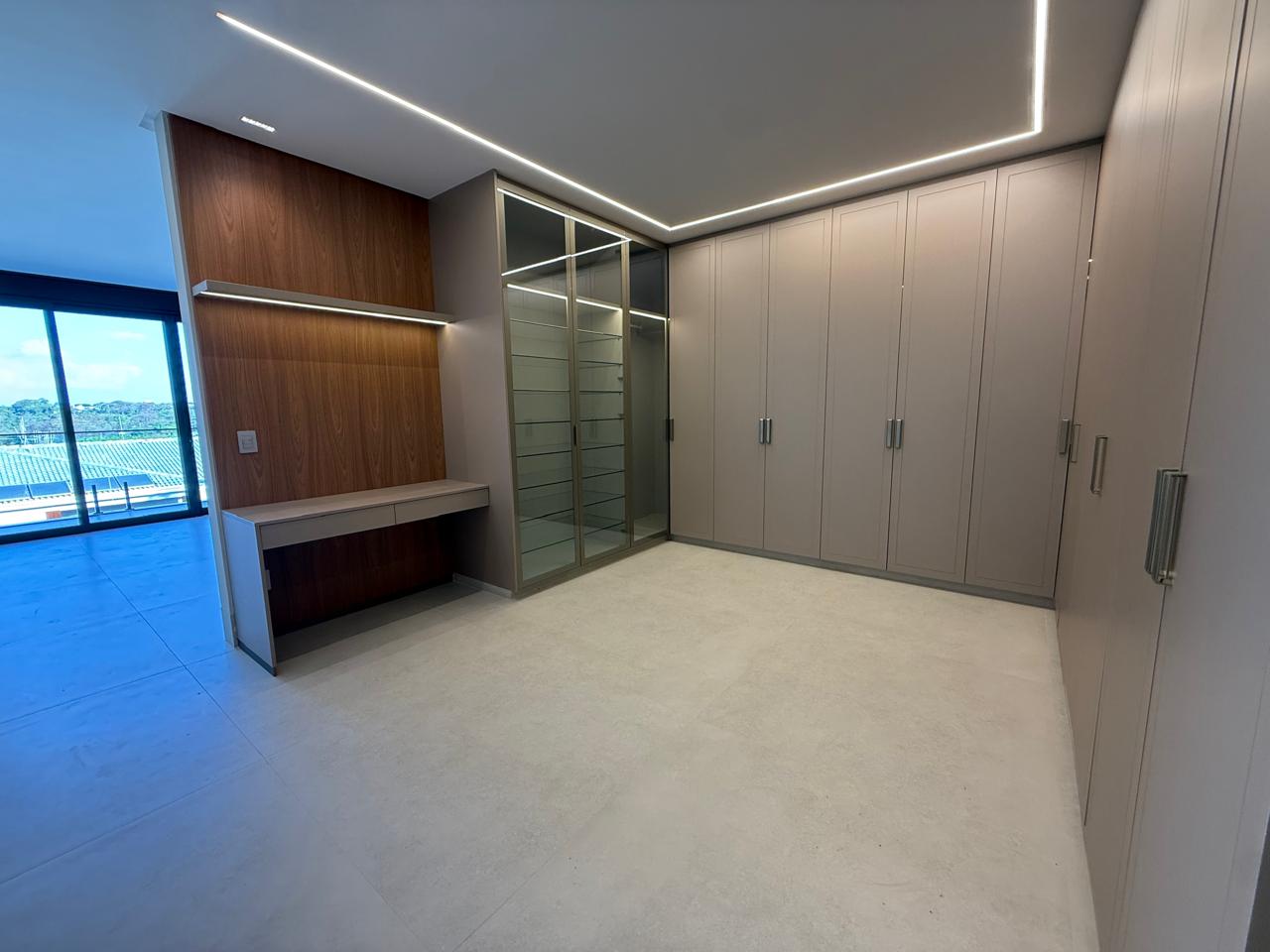 ALPHAVILLE IPÊS! Sobrado novo com 05 suítes, sendo 01 no térreo, armários Paulete, gourmet e piscina
