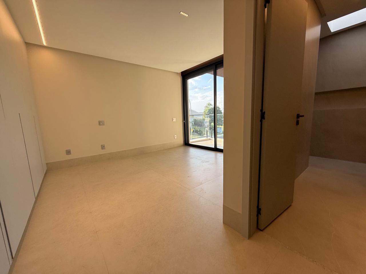 ALPHAVILLE IPÊS! Sobrado novo com 05 suítes, sendo 01 no térreo, armários Paulete, gourmet e piscina