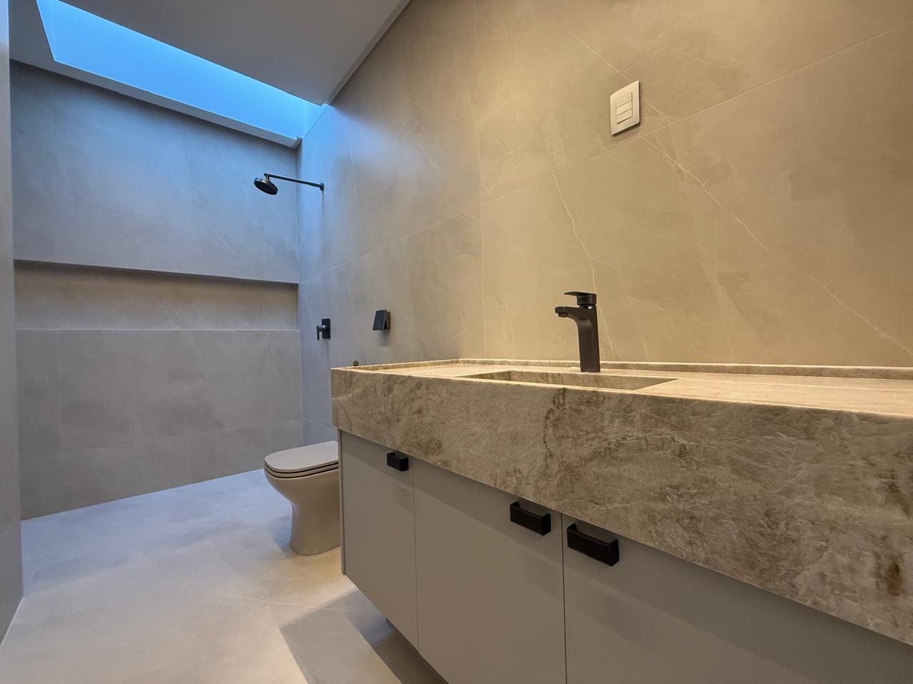 ALPHAVILLE IPÊS! Sobrado novo com 05 suítes, sendo 01 no térreo, armários Paulete, gourmet e piscina